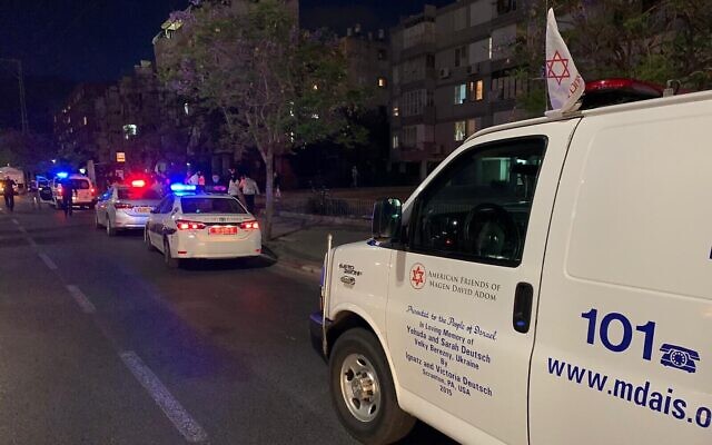 Une ambulance de Magen David Adom arrive sur la scène d'un meurtre à Bat Yam, le 3 mai 2020. (MDA)