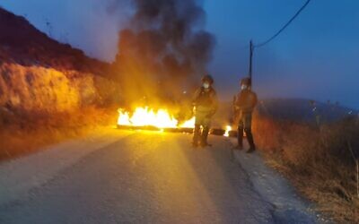 Des activistes d'extrême droite s'opposent à la police des Frontières à l'avant-poste de Kumi Ori situé à proximité d'Yitzhar en Cisjordanie le 10 juillet 2020. (Police des frontières)