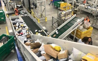 Le Service postal israélien a la capacité de trier environ 100 millions de colis par an. (Autorisation)