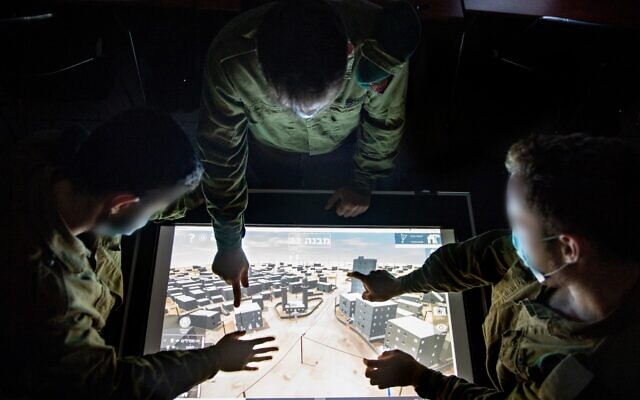 Un soldat de l'unité 9900 de renseignement militaire, qui se spécialise dans le renseignement visuel, utilise une carte sur une base du centre d'Israël à une date inconnue. (Autorisation : Armée israélienne)