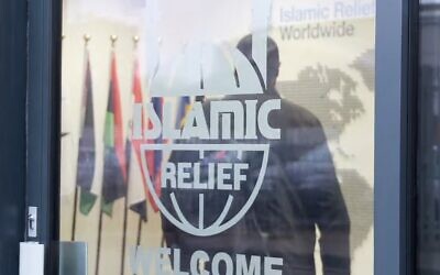 Un homme entre dans le siège du Secours islamique mondial à Birmingham, Royaume-Uni (Capture d'écran d'une video)