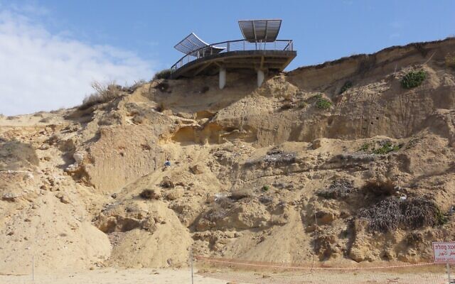 Des falaises en cours d'effondrement à Ashkelon, dans le sud d'Israël (Autorisation : Compagnie gouvernementale de préservation des falaises côtières de méditerranée) Des falaises en cours d'effondrement à Ashkelon, dans le sud d'Israël (Autorisation : Compagnie gouvernementale de préservation des falaises côtières de méditerranée)