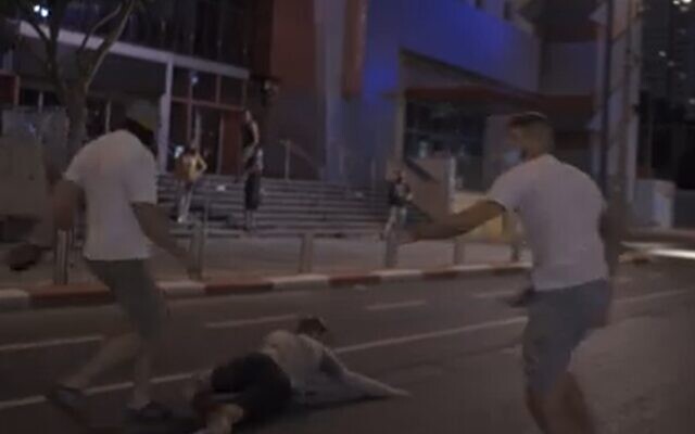 Capture d'écran d'une vidéo semblant montrer des attaques de manifestants par des activistes d'extrême droite suspectés à Tel Aviv, le 28 juillet 2020. (Screen grab/Facebook) Capture d'écran d'une vidéo semblant montrer des attaques de manifestants par des activistes d'extrême droite suspectés à Tel Aviv, le 28 juillet 2020. (Screen grab/Facebook)
