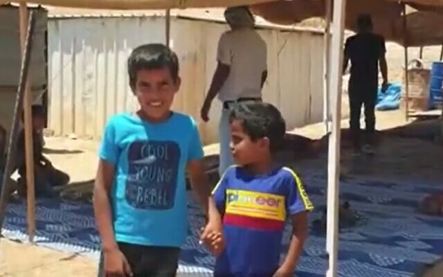 Ayman (à gauche) et Muhammad al-Jahalin dans une vidéo réalisée par l'animateur pour enfants, "Roy Boy", le 13 juillet 2020. (Capture d'écran/Treizième chaîne) Ayman (à gauche) et Muhammad al-Jahalin dans une vidéo réalisée par l'animateur pour enfants, "Roy Boy", le 13 juillet 2020. (Capture d'écran/Treizième chaîne)