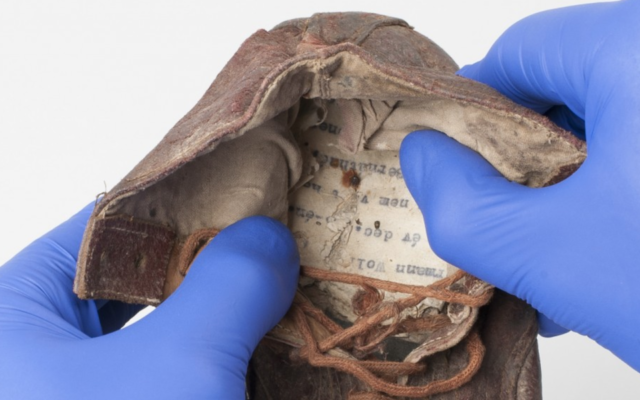 L'un des documents retrouvés dans des chaussures de victimes du camp d'Auschwitz, en juillet 2020. (Crédit : musée d'Auschwitz-Birkenau via JTA) L'un des documents retrouvés dans des chaussures de victimes du camp d'Auschwitz, en juillet 2020. (Crédit : musée d'Auschwitz-Birkenau via JTA)