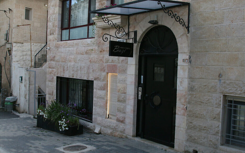 Un hôtel dans un bâtiment datant du début des années 30 sur  Baram street, dans le quartier Shaarei Rahamim à Nahlaot à Jérusalem (Crédit : Shmuel Bar-Am)