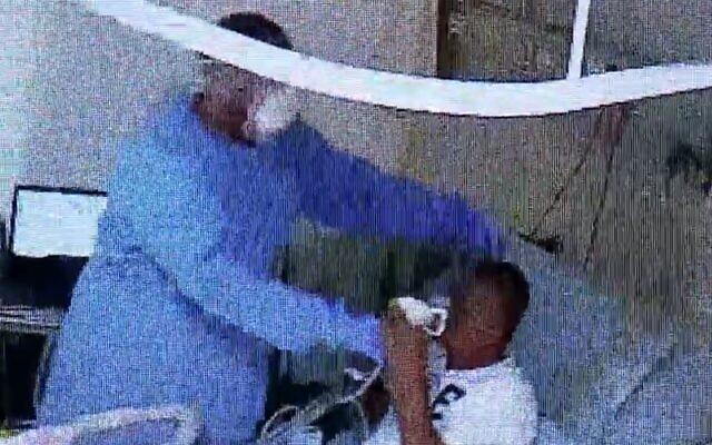 Un malade participe à un essai d'éthylomètre - similaire à celui utilisé pour détecter la présence d'alcool dans le sang - pour tenter d'identifier le coronavirus au centre médical Meir de Kfar Saba, au mois de juillet 2020 (Capture d'écran/Treizième chaîne) Un malade participe à un essai d'éthylomètre - similaire à celui utilisé pour détecter la présence d'alcool dans le sang - pour tenter d'identifier le coronavirus au centre médical Meir de Kfar Saba, au mois de juillet 2020 (Capture d'écran/Treizième chaîne)