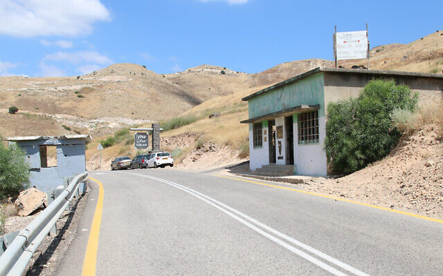 Ancien check-point syrien dans le nord d'Israël avec un magasin en souvenir d'Eli Cohen (Crédit : Shmuel Bar-Am)