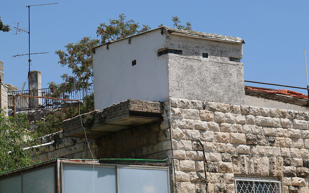 Une petite tour qui avait été utilisée pendant la guerre de l'Indépendance pour le contrôle aérien dans le quartier Shaarei Rahamim (Crédit :  Shmuel Bar-Am)