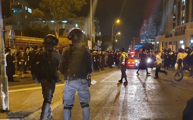 Des manifestants ultra-orthodoxes affrontent la police, à Jérusalem, suite aux confinements localisés de leurs quartiers pour cause de coronavirus, le 11 juillet 2020 (Crédit : Police israélienne) Des manifestants ultra-orthodoxes affrontent la police, à Jérusalem, suite aux confinements localisés de leurs quartiers pour cause de coronavirus, le 11 juillet 2020 (Crédit : Police israélienne)