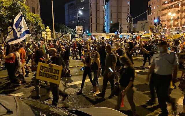 Des manifestants appelant à la démission du Premier ministre Benjamin Netanyahu défilent dans la rue Keren Hayessod à Jérusalem, le 18 juillet 2020. (Times of Israel)