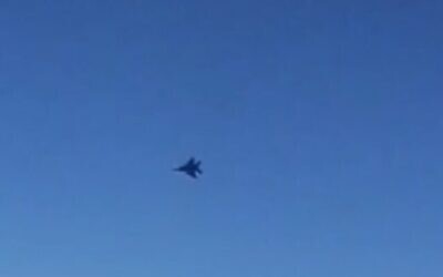 Une vidéo partagée par l'agence de presse iranienne IRIB affirme montrer un avion de chasse menacer un avion de ligne Mahan Air au-dessus de la Syrie, le 23 juillet 2020. (Capture écran/IRIB)