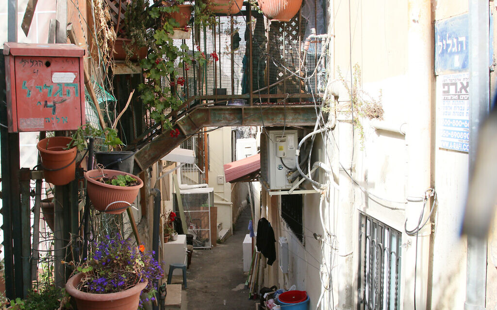 La voie étroite Hagalil, située dans le quartier Shaarei Rahamim de Nahlaot, une banlieue de Jérusalem. Un grand nombre des rues de ce quartier portent le nom de villages ou de sites géographiques anciens d'Israël (Crédit : Shmuel Bar-Am)