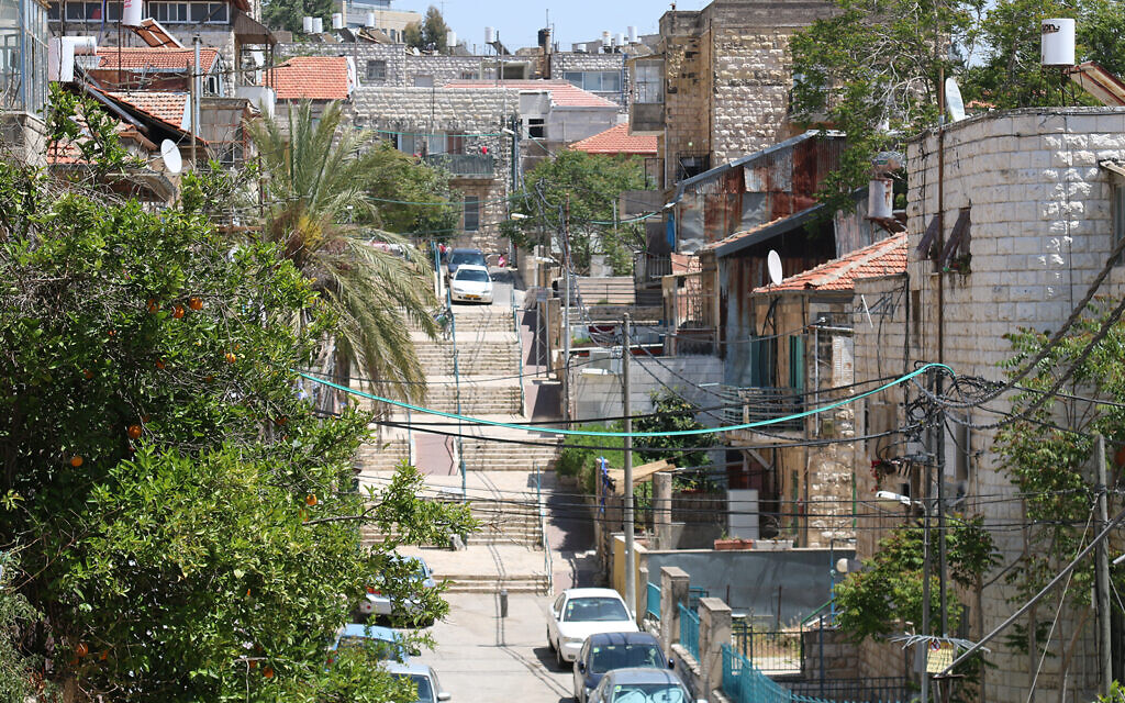 Hamadregot street dans le quartier Nahlaot de Jérusalem, qui accueillait un grand nombre d'immigrants kurdes israéliens au début des années 1990. La communauté compte aujourd'hui plus de 100 000 personnes (Crédit :Shmuel Bar-Am)