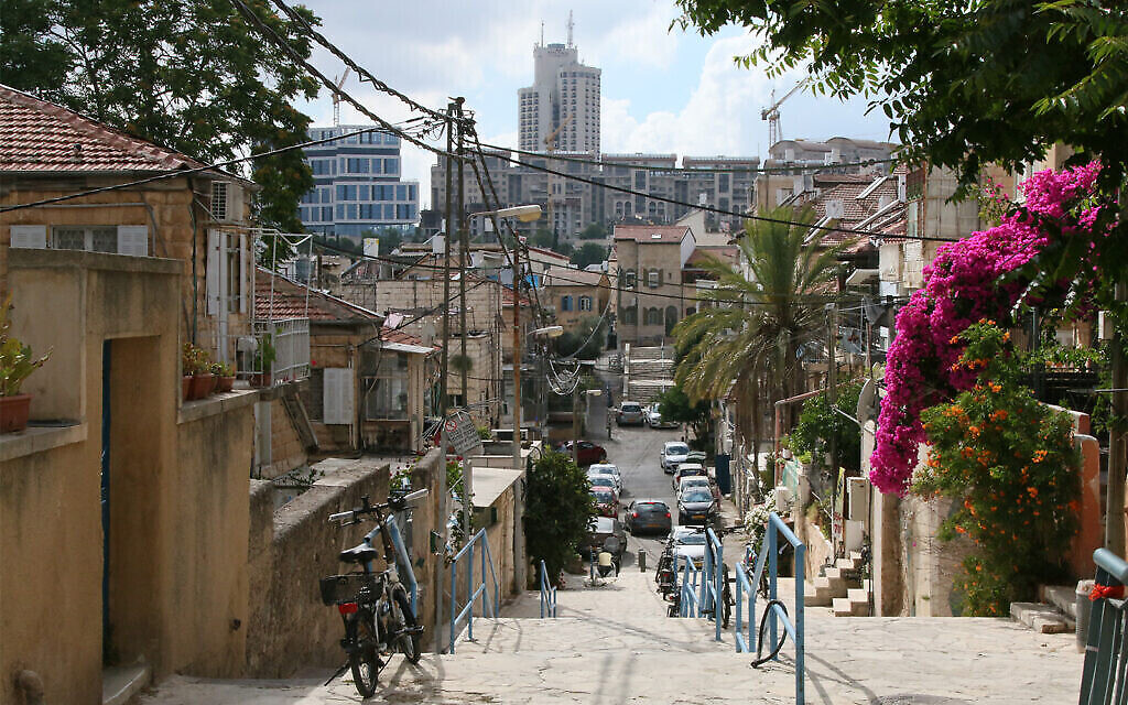 Hamadregot street à Nahlaot, à Jérusalem, où s'étaient installés un grand nombre d'immigrants kurdes au début du 20è siècle (Crédit :  Shmuel Bar-Am)
