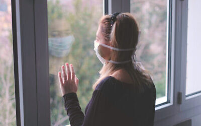 Photo d'illustration : Une femme pendant le confinement (Crédit : iStock)