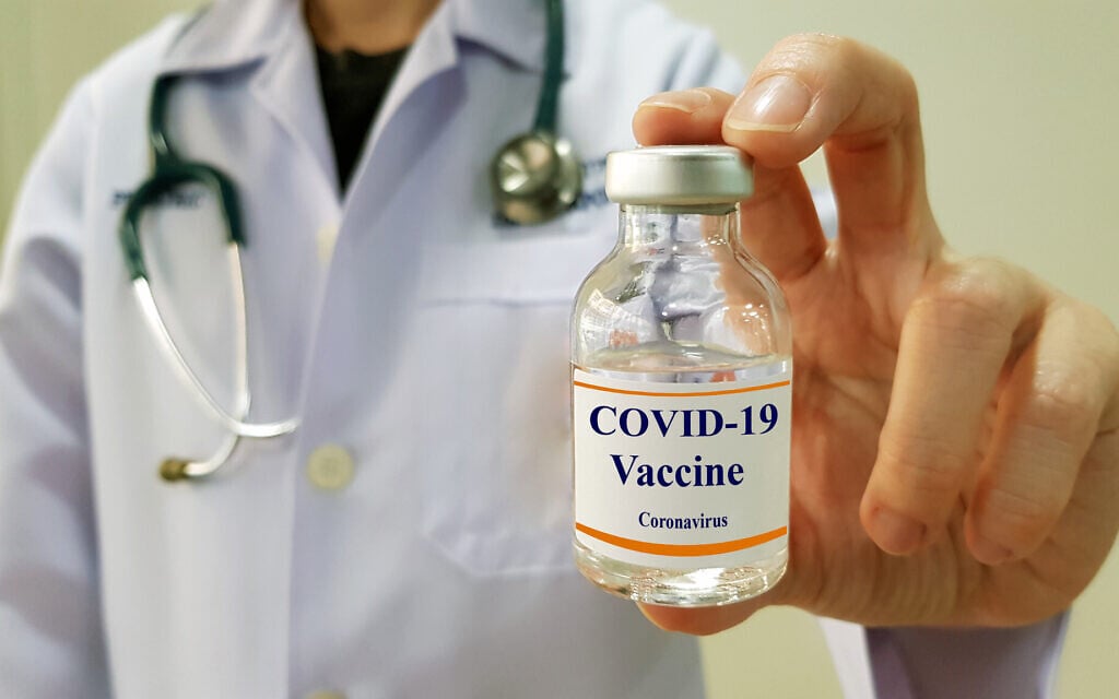 Un médecin présente un vaccin prospectif pour la prévention et la lutte contre les infections par coronavirus. (iStock)