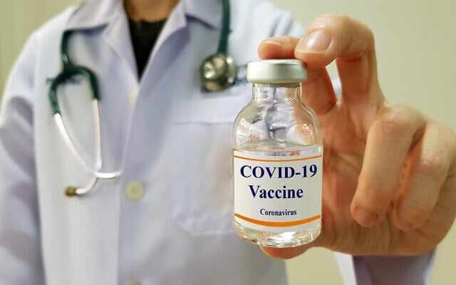Un médecin présente un vaccin prospectif pour la prévention et la lutte contre les infections par coronavirus. (iStock)