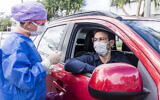 Une médecin vêtue d'une combinaison de protection effectue un test au coronavirus. (iStock)