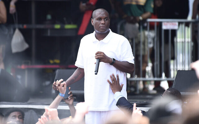NEW YORK, NY - Le rappeur Jay Electronica sur la scène du festival de musique Governors Ball à New York, le 2 juin 2018 (Crédit : Steven Ferdman/Getty Images) NEW YORK, NY - Le rappeur Jay Electronica sur la scène du festival de musique Governors Ball à New York, le 2 juin 2018 (Crédit : Steven Ferdman/Getty Images)