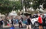 La police et les inspecteurs municipaux s'affrontent avec des manifestants près de la résidence officielle du Premier ministre Benjamin Netanyahu, Jérusalem, le 13 juillet 2020. (Capture d'écran/Twitter)
