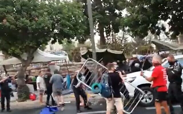 La police et les inspecteurs municipaux s'affrontent avec des manifestants près de la résidence officielle du Premier ministre Benjamin Netanyahu, Jérusalem, le 13 juillet 2020. (Capture d'écran/Twitter) La police et les inspecteurs municipaux s'affrontent avec des manifestants près de la résidence officielle du Premier ministre Benjamin Netanyahu, Jérusalem, le 13 juillet 2020. (Capture d'écran/Twitter)