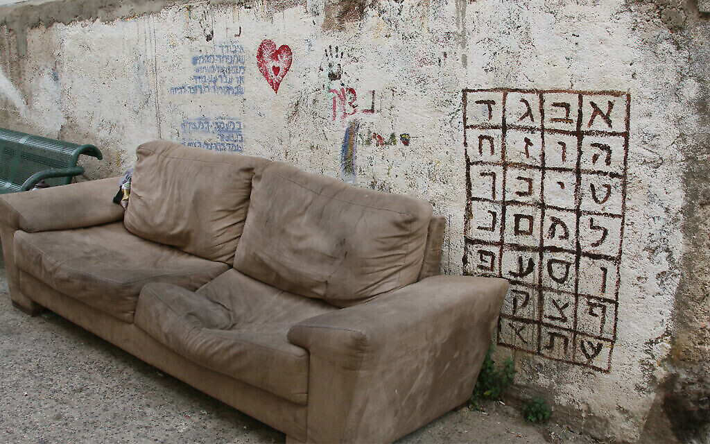 Kfar Baram street, qui porte le nom d'un ancien village du nord d'Israël, dans le quartier Shaarei Rahamim, à Nahlaot, à Jérusalem (Crédit : Shmuel Bar-Am)