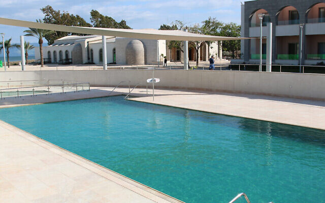 La piscine de la chambre d'hôtes Magdala dans le nord d'Israël, près du sentier de randonnée Eli Cohen (Crédit : Shmuel Bar-Am)