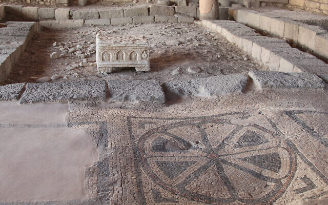 Une synagogue partiellement rénovée avec un sol en mosaïque à la chambre d'hôtes Magdala, dans le nord d'Israël, près du sentier de randonnée Eli Cohen (Crédit : Shmuel Bar-Am)