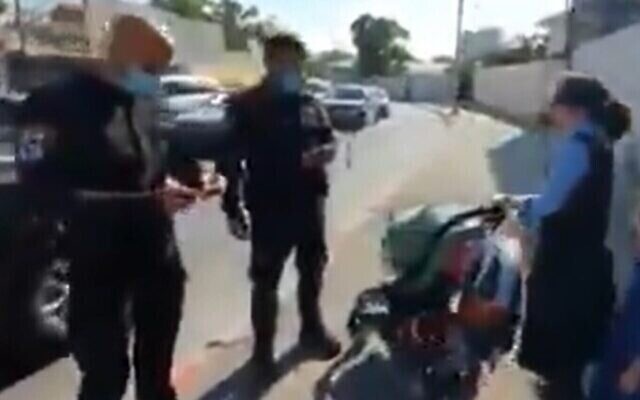 La police arrête une jeune fille ultra-orthodoxe à Jérusalem pour défaut du port correct du masque, le 6 juillet 2020 (Capture écran/Twitter) La police arrête une jeune fille ultra-orthodoxe à Jérusalem pour défaut du port correct du masque, le 6 juillet 2020 (Capture écran/Twitter)