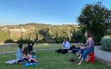 Les réunions hebdomadaires de Tzomet Lev, créées par le festival Mekudeshet pour la saison estivale 2020, comme moyen de réunir les résidents juifs et arabes du sud de Jérusalem. (Avec l'aimable autorisation de Mekudeshet)