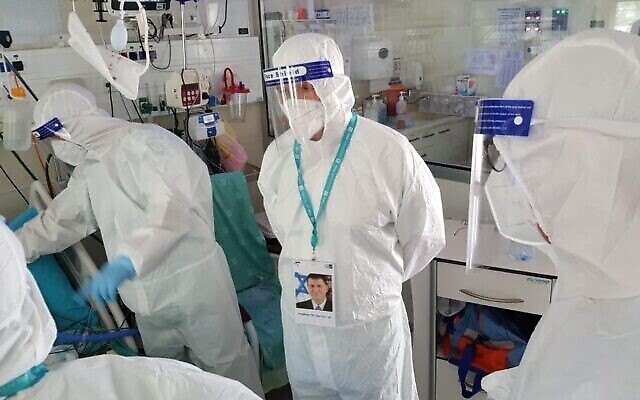 Le ministre de la Santé Yuli Edelstein rend visite à des patients dans une unité de coronavirus au centre médical Yitzhak Shamir à Tzrifin, le 23 juillet 2020. (Crédit : ministère de la Santé) Le ministre de la Santé Yuli Edelstein rend visite à des patients dans une unité de coronavirus au centre médical Yitzhak Shamir à Tzrifin, le 23 juillet 2020. (Crédit : ministère de la Santé)
