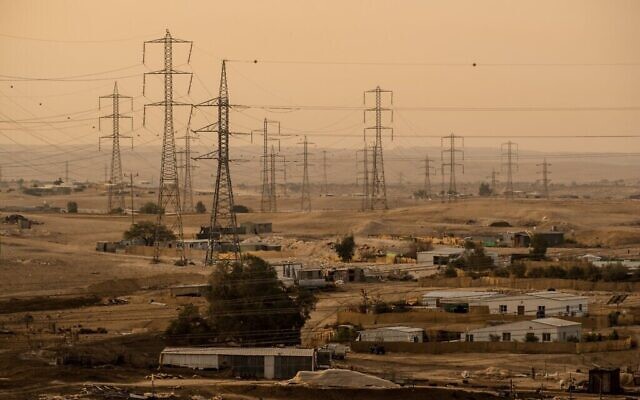 Photo d'illustration : Les villages non-reconnus autour de Ramat Hovav, dans le sud d'Israël souffrent d'un niveau élevé de pollution en raison des usines chimiques environnantes, le 27 décembre 2017 (Crédit : Yaniv Nadav/FLASH90) Photo d'illustration : Les villages non-reconnus autour de Ramat Hovav, dans le sud d'Israël souffrent d'un niveau élevé de pollution en raison des usines chimiques environnantes, le 27 décembre 2017 (Crédit : Yaniv Nadav/FLASH90)