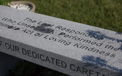Le mémorial COVID-19 installé dans les cimetières juifs de Baker Street à Boston, Massachusetts, le 12 juillet 2020. (Elan Kawesch/The Times of Israel)