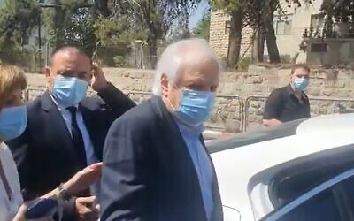 L'actionnaire majoritaire de Bezeq, Shaul Elovitch, quitte la cour de district de Jérusalem après une audience, le 19 juillet 2020 (Capture d'écran/Kan)