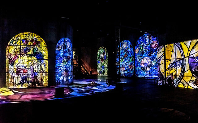Des vitraux de Marc Chagall, présentés à l’Atelier des Lumières de Paris. (Crédit : Atelier des Lumières)