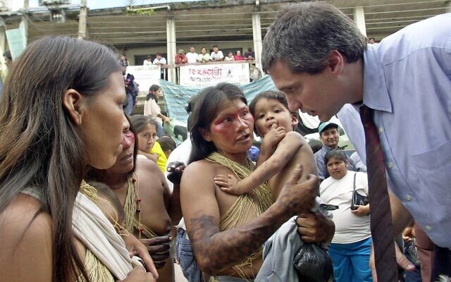 L'avocat Steven Donziger, à droite, parle à des femmes Huaorani au cours du premier jour du procès intenté contre Chevron-Texaco, à Lago Agrio, le 21 octobre 2003 (Crédit : AP Photo/Dolores Ochoa) L'avocat Steven Donziger, à droite, parle à des femmes Huaorani au cours du premier jour du procès intenté contre Chevron-Texaco, à Lago Agrio, le 21 octobre 2003 (Crédit : AP Photo/Dolores Ochoa)