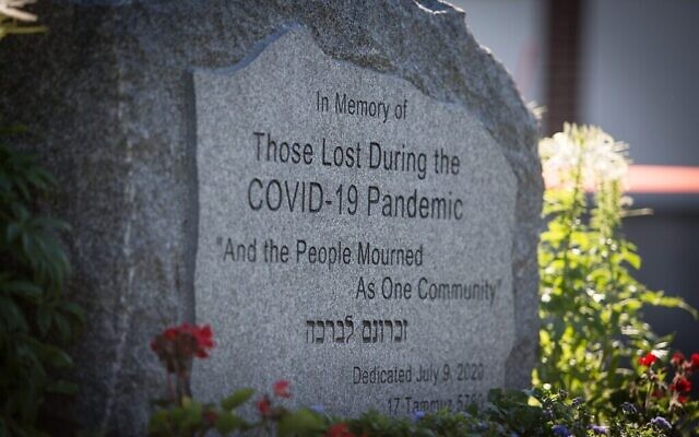 Le mémorial COVID-19 installé au cimetière de Baker Street à Boston, Massachusetts, le 12 juillet 2020. (Elan Kawesch/The Times of Israel)