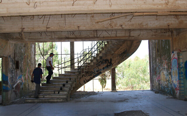 Un escalier en spirale dans un ancien quartier-général militaire syrien, près de Quneitra, dans le nord d'Israël (Crédit : Shmuel Bar-Am)