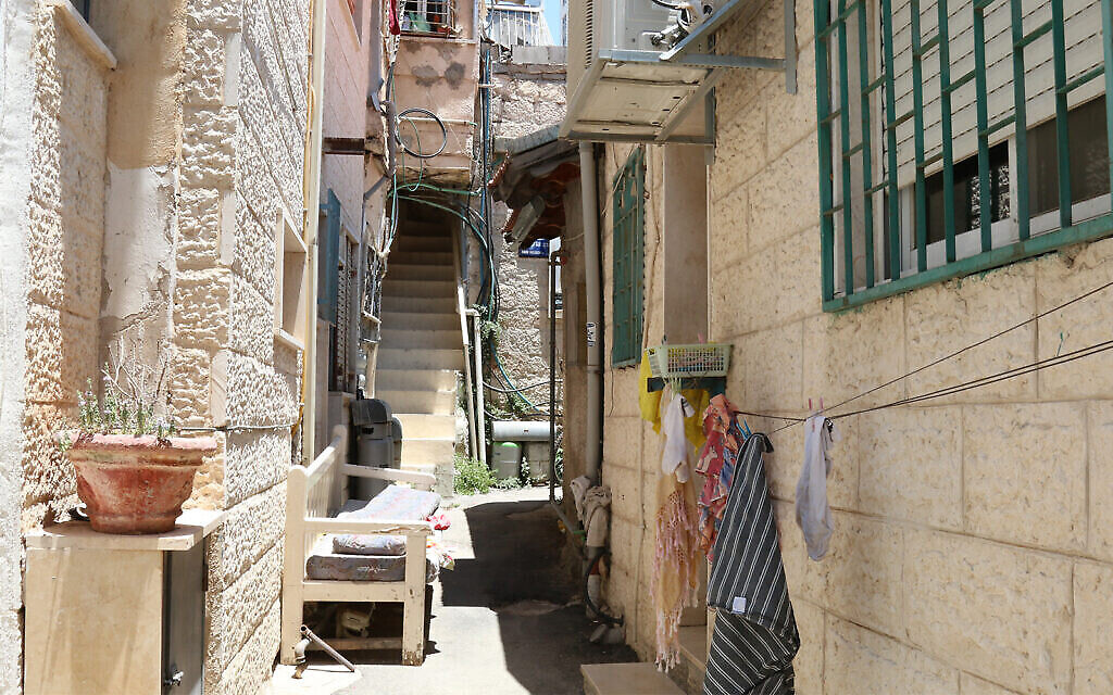 Une ruelle étroite typique du quartier Shaarei Rahamim à Nahlaot, à Jérusalem (Crédit : Shmuel Bar-Am)