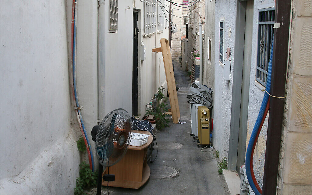 Une ruelle étroite typique du quartier Shaarei Rahamim à Nahlaot, à Jérusalem (Crédit : Shmuel Bar-Am)