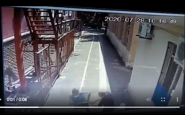 Le garde d'une synagogue en Ukraine fait fuir un agresseur armé d'une hache. (Capture d'écran vidéo surveillance) Le garde d'une synagogue en Ukraine fait fuir un agresseur armé d'une hache. (Capture d'écran vidéo surveillance)