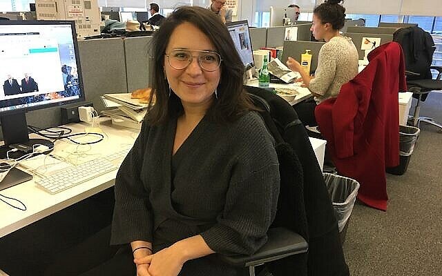 Bari Weiss à son bureau dans les locaux du New York Times à Manhattan. (Crédit : Josefin Dolsten)