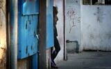 Une prostituée dans une rue du sud de Tel Aviv, le 1 janvier 2013. (Flash90)