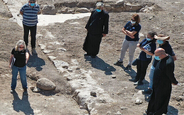 Le chef de l'Eglise grecque-catholique, Youssef Matta, lors de sa visite sur le site de fouilles d'une église vieille de 1 300 ans dans le village de Kfar Kama, près du Mont Tabor. (Anya Kleiner, Autorité israélienne des Antiquités) Le chef de l'Eglise grecque-catholique, Youssef Matta, lors de sa visite sur le site de fouilles d'une église vieille de 1 300 ans dans le village de Kfar Kama, près du Mont Tabor. (Anya Kleiner, Autorité israélienne des Antiquités)