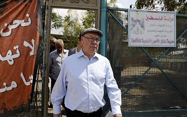Photo d'illustration : Alistair Burt, ministre d'Etat britannique pour le Moyen-Orient et l'Afrique du nord, visite le village bédouin de Khan al-Ahmar en Cisjordanie, le 30 mai 2018 (Crédit :Menahem Kahana/AFP)