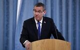 L'ambassadeur d'Israël au Royaume-Uni Mark Regev prend la parole lors de l'événement annuel commémoratif de l'Holocauste, coorganisé par l'ambassade d'Israël, dans le centre de Londres, le 23 janvier 2019. Le ministre des Affaires étrangères fera un discours et dévoilera le Frank Buste de Foley. Frank Foley était un officier des services secrets britanniques qui, à la fin des années 1930, a sauvé des milliers de Juifs en les aidant à fuir l'Allemagne nazie. (Autorisation : Tolga AKMEN / POOL / AFP)