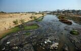 Des eaux usées s'écoulent près de la principale centrale électrique de la bande de Gaza servant le territoire palestinien dirigé par le Hamas, le 24 juin 2019 (Crédit :  MOHAMMED ABED / AFP)