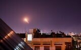 La défense aérienne syrienne répond à des missiles israéliens présumés visant le sud de Damas, la capitale, le 20 juillet 2020. (Autorisation : AFP)