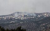 Une photo prise depuis le côté israélien de la Ligne bleue qui sépare Israël et le Liban montrant de la fumée au dessus du mont Dov sur la frontière israélo-libanaise, après des informations portant sur des affrontements entre l'armée israélienne et le Hezbollah dans le secteur, le 27 juillet 2020. (Crédit : Jalaa Marey/AFP)